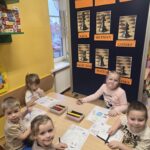 dzieci-wykonuja-karty-pracy