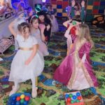 dzieci z oddziału stokrotki podają piłki