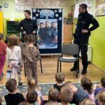 dziecii słuchają o bezpiecznych feriach