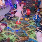 dziecii z oddziału stokrotki tańczą