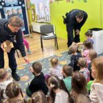 policjanci rozdają odznaki