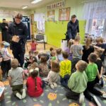 policjanci uczą dzieci