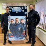 policjanci z plakatem