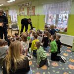 policjanci z prezentami