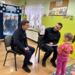 policjant pokazuje obrazki