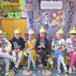 dzień kobiet w przedszkolu chłopcy rozdają kwiatki