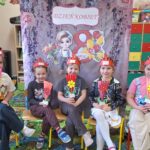 dzień kobiet w przedszkolu chłopcy rozdają kwiatki