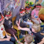 dzień kobiet w przedszkolu chłopcy rozdają kwiatki