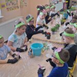 dzieci sadzą kwiatki