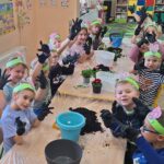 dzieci sadzą kwiatki