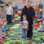 dzieci uczestniczą w rekolekcjach