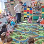 dzieci uczestniczą w rekolekcjach