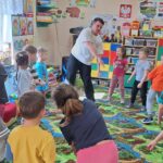 dzieci uczestniczą w rekolekcjach