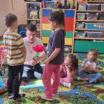 dzieci uczestniczą w rekolekcjach