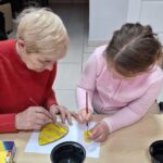 dzieci ozdabiają pisanki