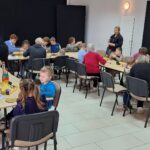 dzieci ozdabiają pisanki