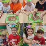 dzieci w świecie dinozaurów