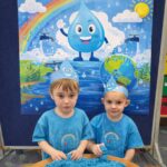 Chłopcy bawią się piaskiem