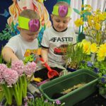 Chlopcy-szykuja-doniczki-z-ziemia