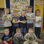 Chłopcy trzymają kwiatki