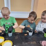 Chłopcy wsadzją cebulę