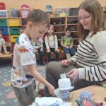 Chłopiec kręci kołowrotkiem