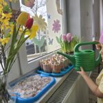 Chlopiec-podlewa-rosliny