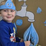 Chlopiec-przeglada-kropelki-wody