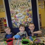 Chłopiec podlewa kwiaty