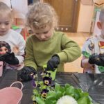 DZieci podczas sadzenia cebuli