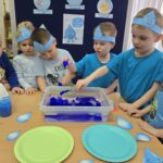 Doswiadczenie-z-zabarwieniem-wody