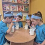 Dzieci dmuchają przez rurkę