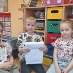 Dzieci oglądają płótno