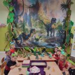 dzieci w świecie dinozaurów