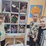 Dzieci ogladają zdjęcia