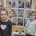 Dzieci ogladają zdjęcia z pracami p. Magdy