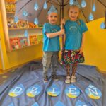 Dzieci pod parasolem