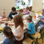 Dzieci-podczas-malowanie-jajka