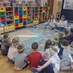 Dzieci podczas warsztatów edukacyjnych