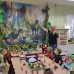 dzieci w świecie dinozaurów