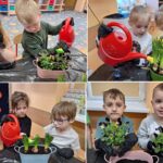 Dzieci podlewają kwiatki