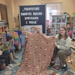 Dzieci pokazuja koc wykonany przez p. Magdę