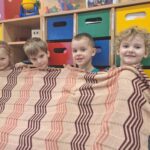 Dzieci prezentują koc