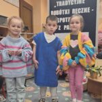 Dzieci prezentują swetry