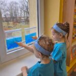 Dzieci rysują palcem po woreczku z wodą