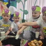 Dzieci-sadza-cebulke-na-szczypior