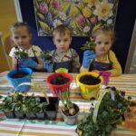 Dzieci sadzą kwiaty