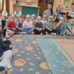 Dzieci słuchają prowadzących warsztaty
