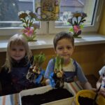 Dzieci trzymają cebulki narcyzów