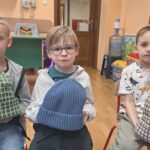 Dzieci trzymają czapki wykonane przez p. Magdę